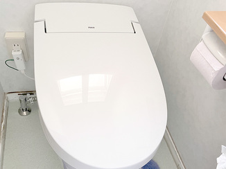トイレリフォーム 空間すっきり、見た目もスタイリッシュなタンクレスのトイレ