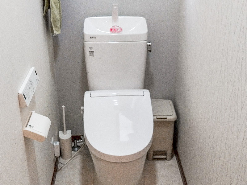 トイレリフォーム 複数のクロスを使い、内装にこだわったモダンなトイレ