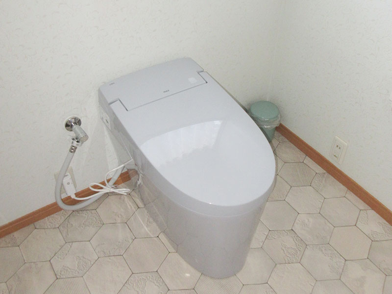 トイレリフォーム 床も同時に張り替えた、快適に使えるトイレ