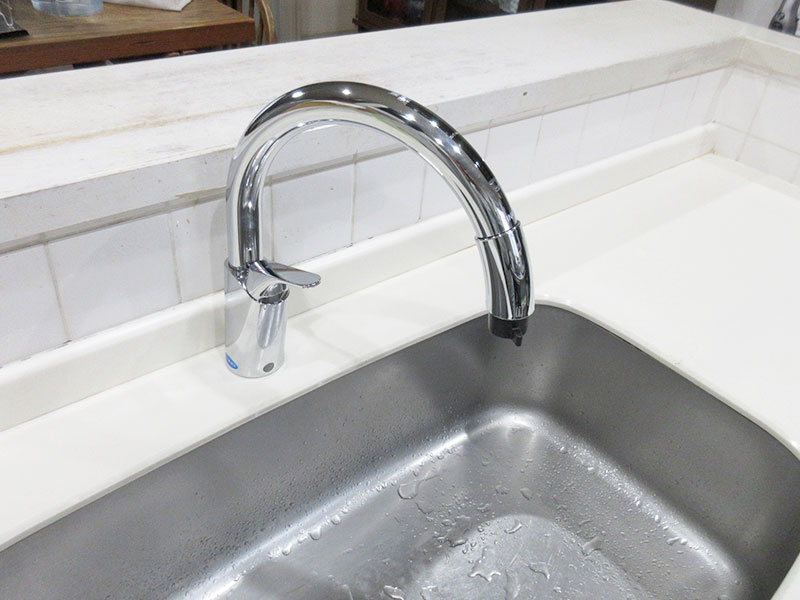 キッチンリフォーム 使いやすくキレイになった、浄水器付きタッチレス水栓