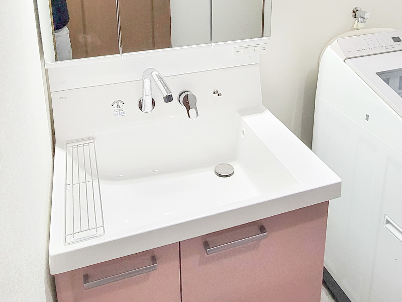 洗面リフォーム スモーキーピンクのキャビネットが可愛らしい洗面化粧台