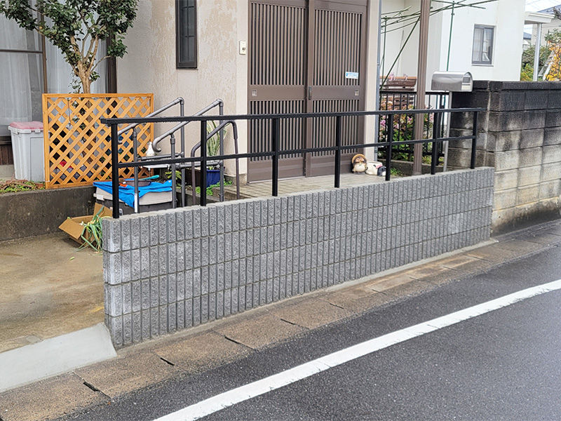 エクステリアリフォーム スッキリ整理され、手すりで安心な玄関アプローチ