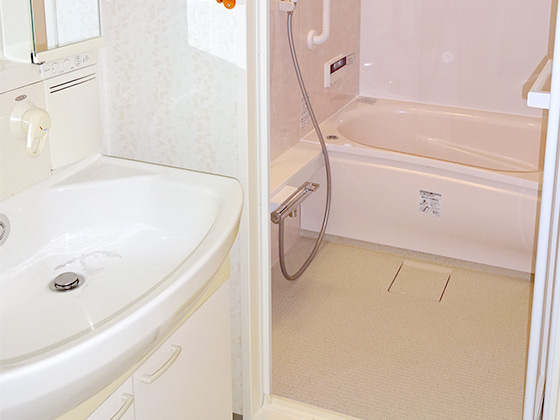 バスルームリフォーム 湿気を抑えて快適で明るい浴室と洗面室