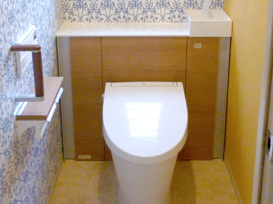 トイレリフォーム 棚付きで利便性の上がった華やかなトイレ
