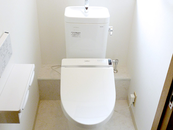 トイレリフォーム 内装を白で統一した清潔感のあるトイレ